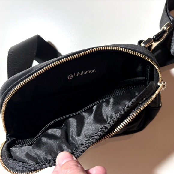 Lululemon Black Quilted Crossbody Bag with Adjustable Strap - Picture 2 of 3